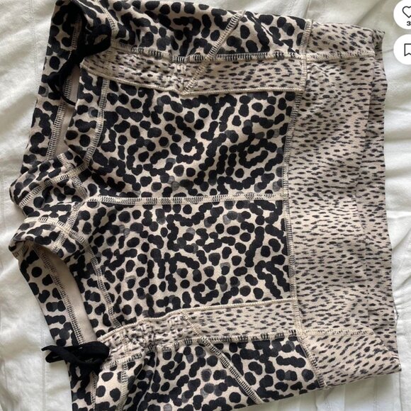 Lululemon Liberty Short Ace Spot Grain Black / Dottie Dash Grain Black - Size 6 - Picture 3 of 5